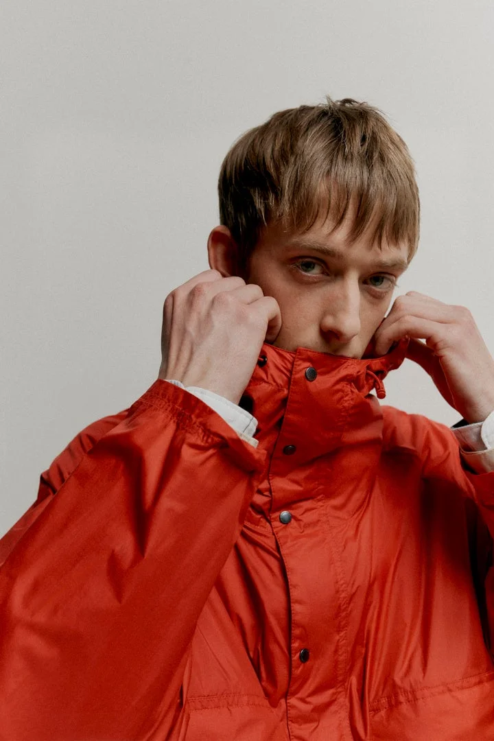 赤いアノラックジャケットを着た男性のクローズアップ