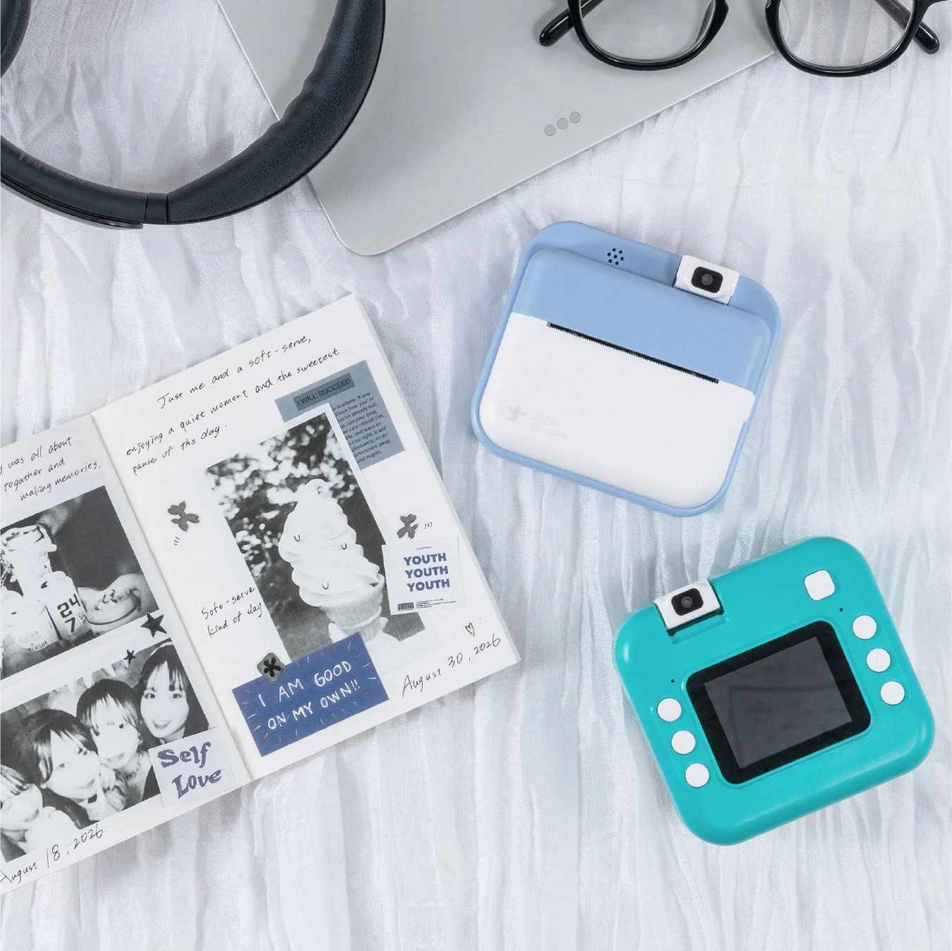 ノートとカメラのフラットレイ