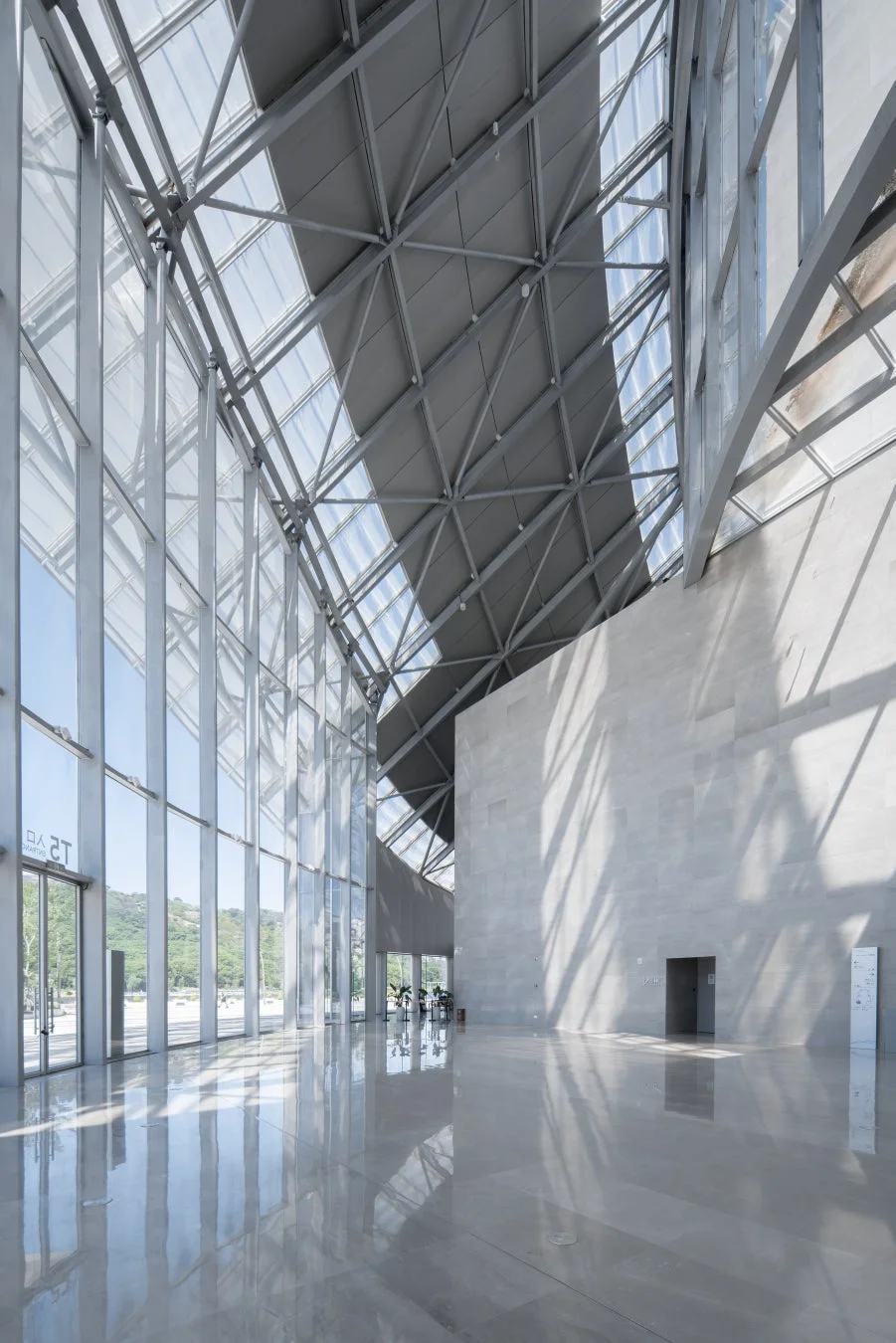 広々としたモダンな建物の内部