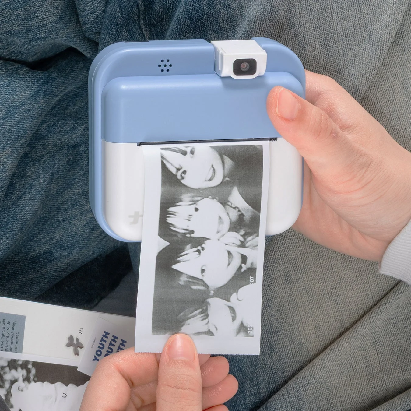 モノクロ写真がプリントアウトされている様子