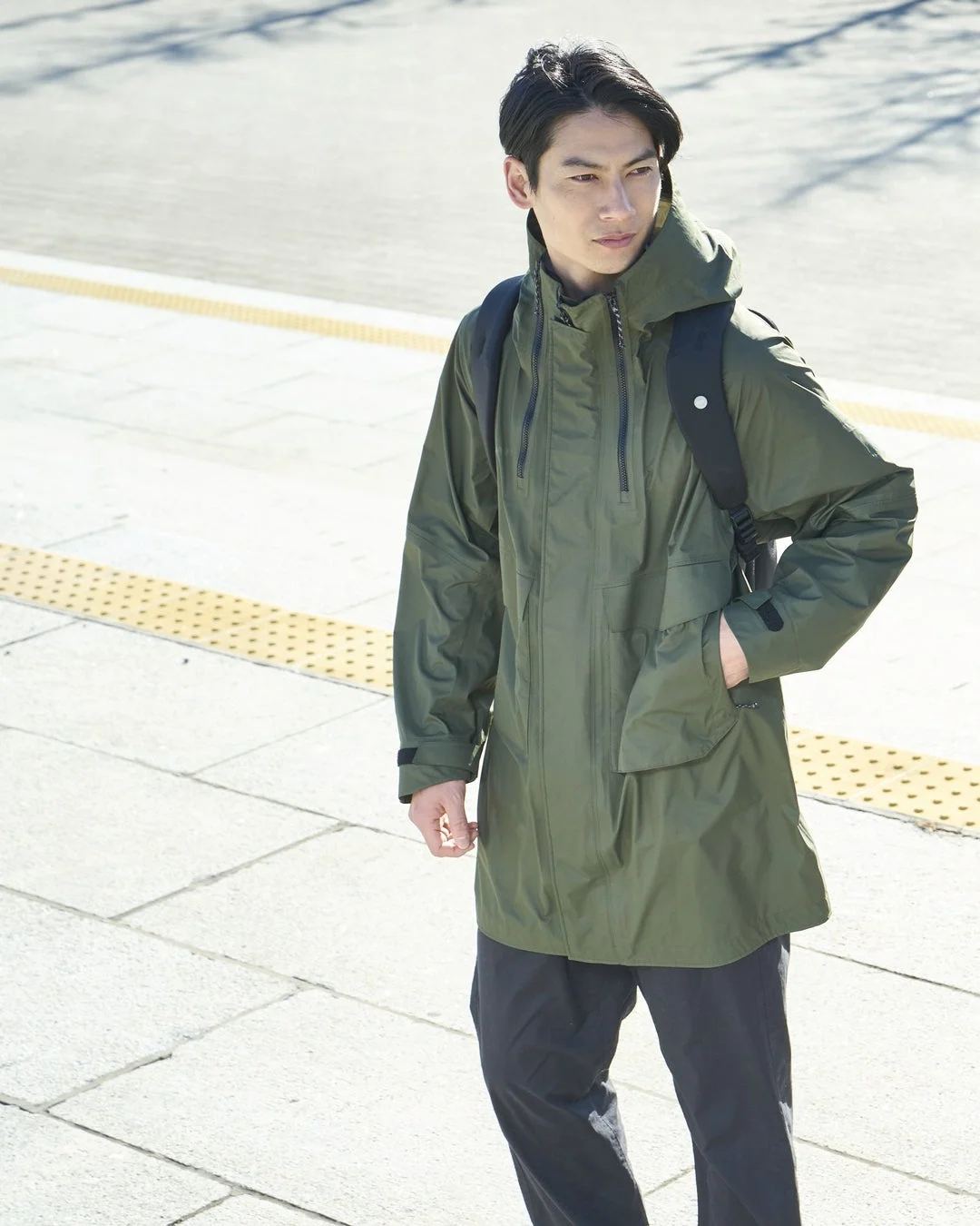 男性、アウター、ジャケット、パーカー、カーキ、都市、屋外