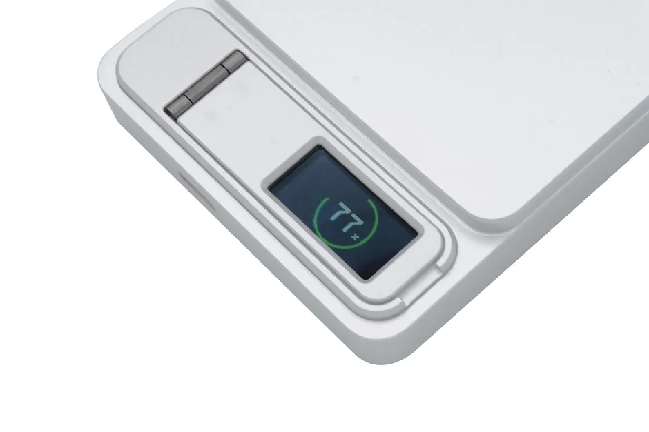 バッテリー残量77%を表示するディスプレイ