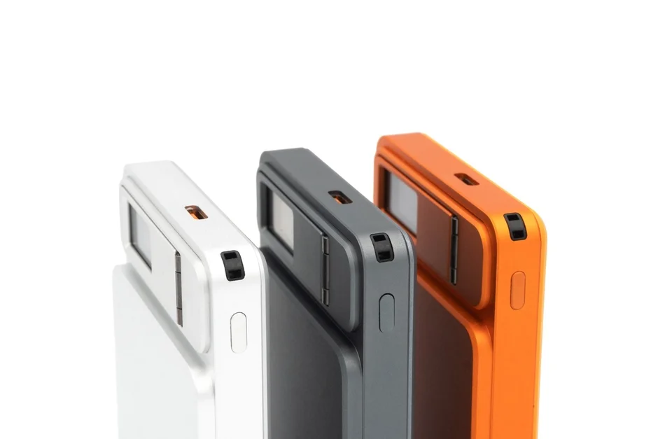 3色並んだモバイルバッテリー