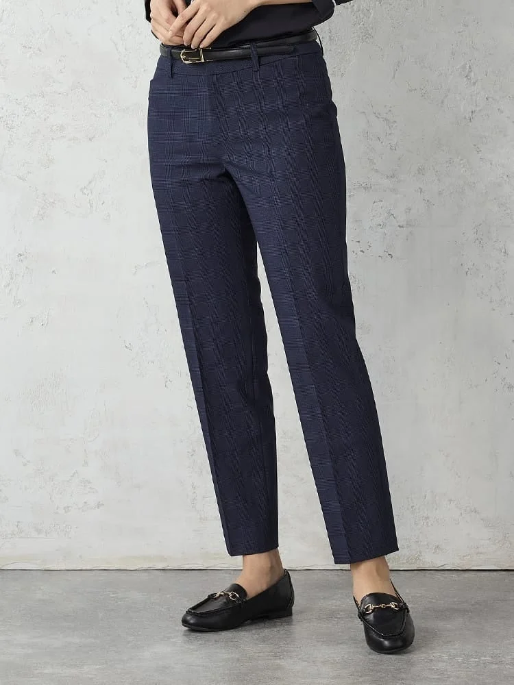 紺色のチェック柄アンクルパンツを着用した人物の足元と腰回りを捉えた画像です。