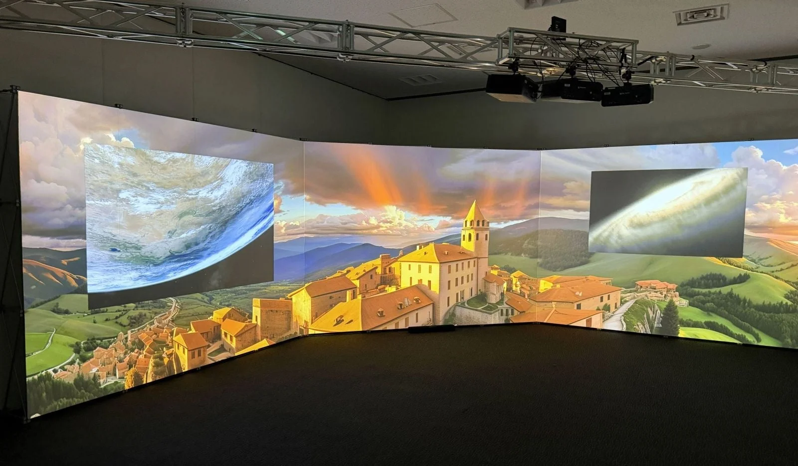 湾曲スクリーンに映し出された夕焼けの街並み、地球、銀河