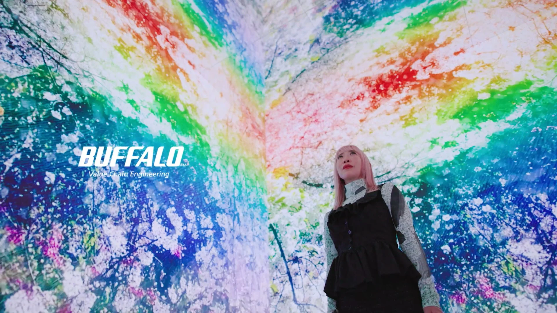 ピンク髪の女性とデジタルアート