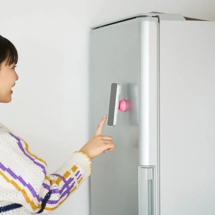 冷蔵庫に固定されたスマホ