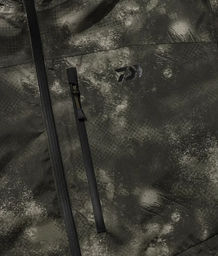 DAIWAのロゴがあしらわれた、迷彩柄のアウトドアジャケットのクローズアップです。