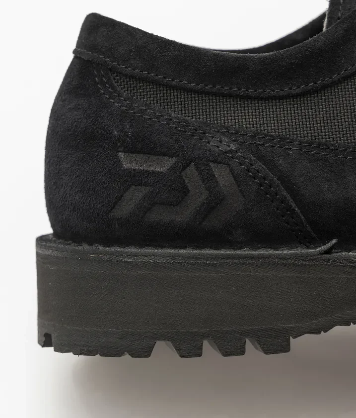 黒いスエード素材の靴の側面をクローズアップした画像です。