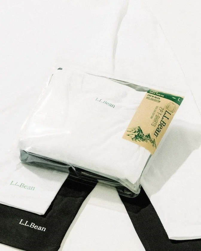 白いクルーネックTシャツ2枚組がパッケージに入っている様子