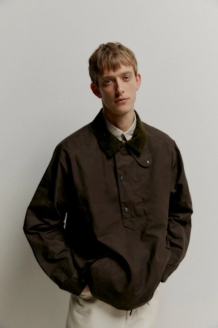 茶色のプルオーバージャケットを着用した男性