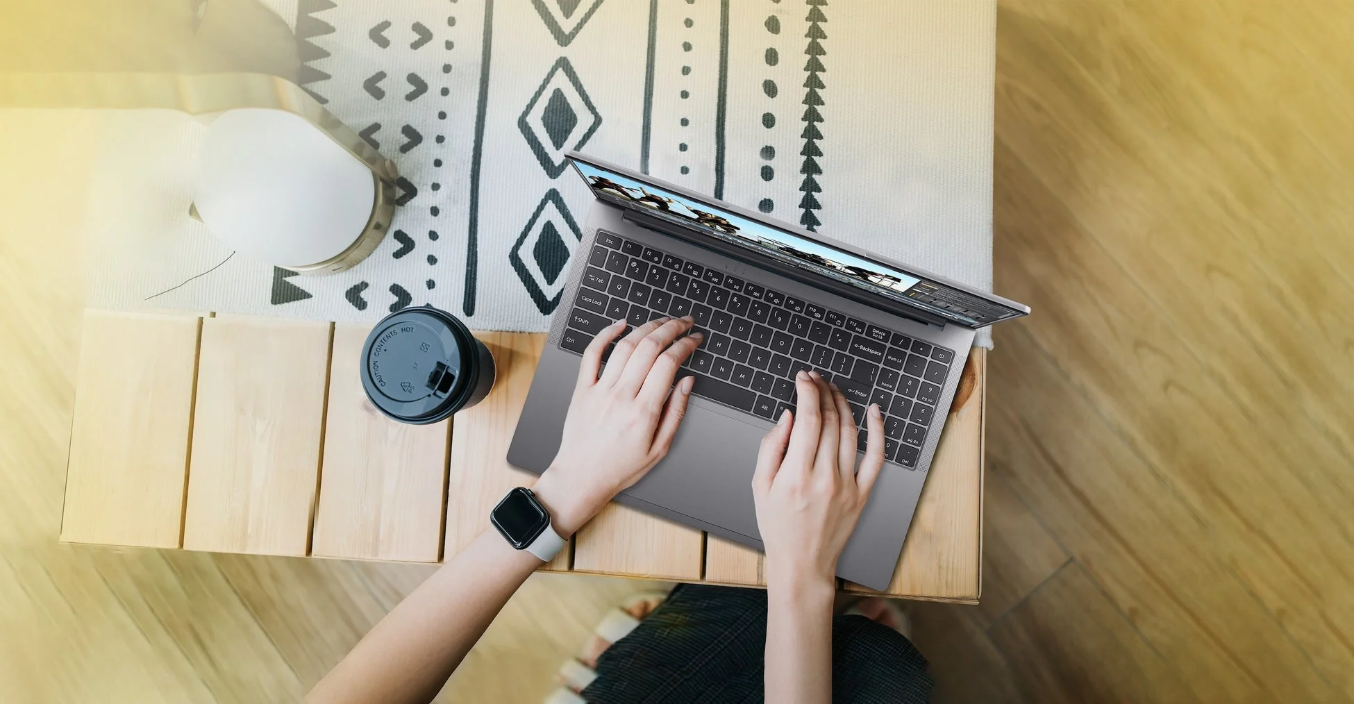 ノートPCを操作する様子