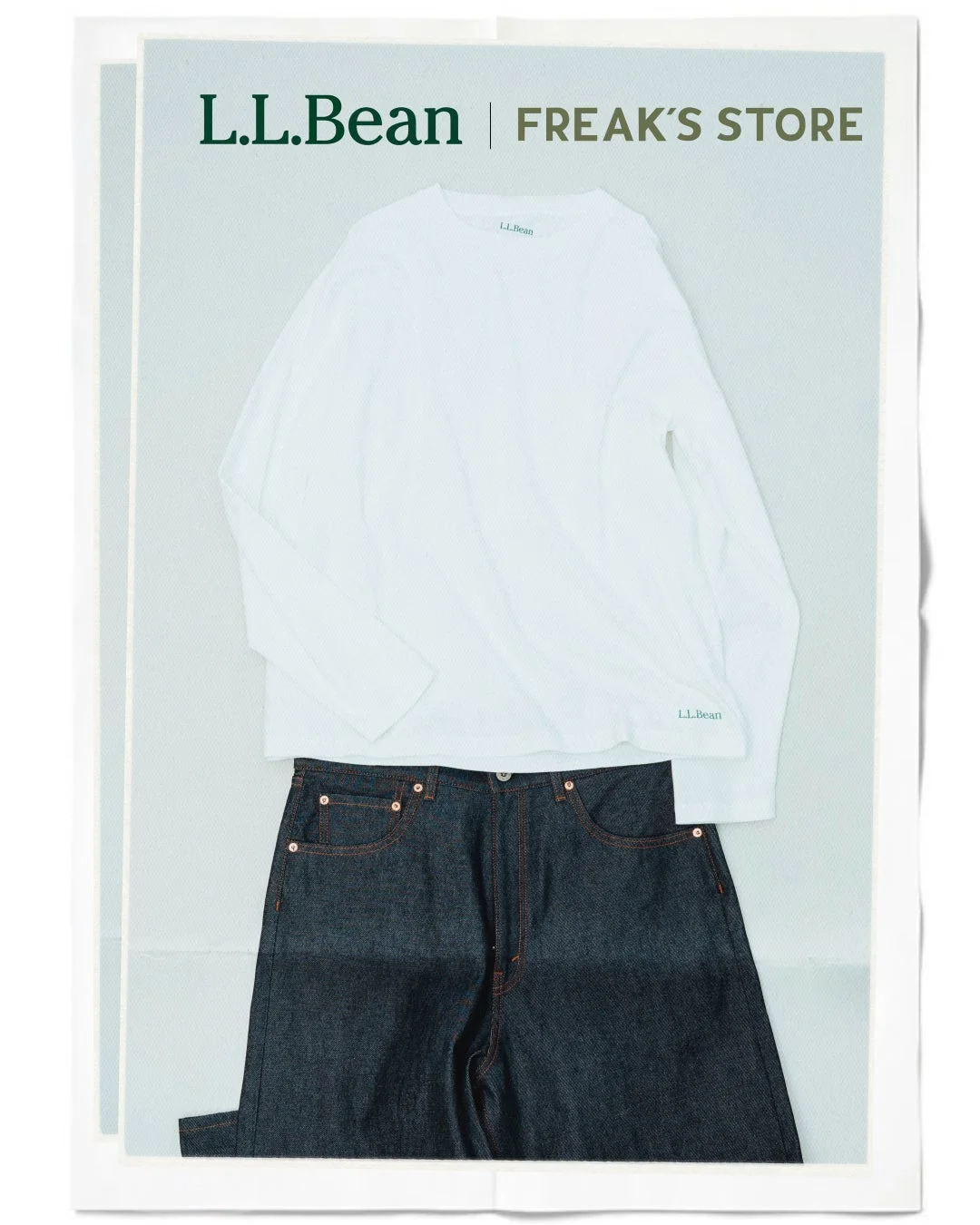 白い長袖Tシャツと濃い色のデニムパンツが平置きされた画像