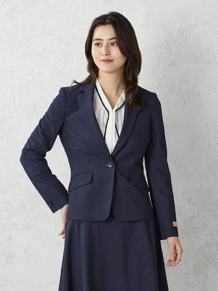 ネイビーのチェック柄スーツを着用した女性のポートレート。