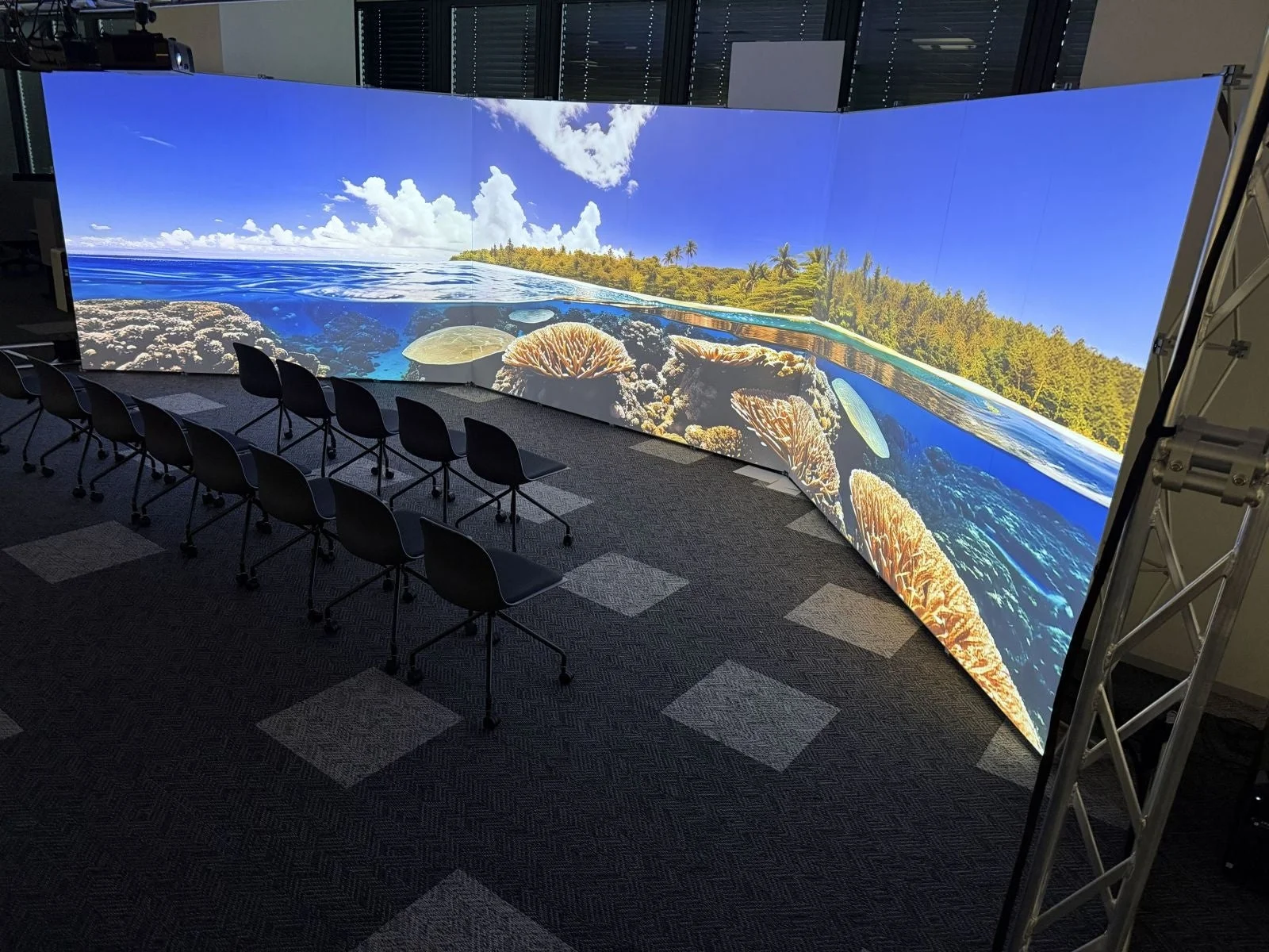 湾曲スクリーンに映し出された熱帯の海とサンゴ礁