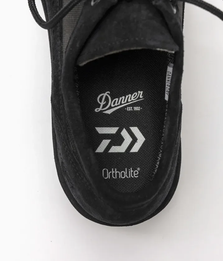 黒い靴のインソール部分を上から撮影したクローズアップ画像です。