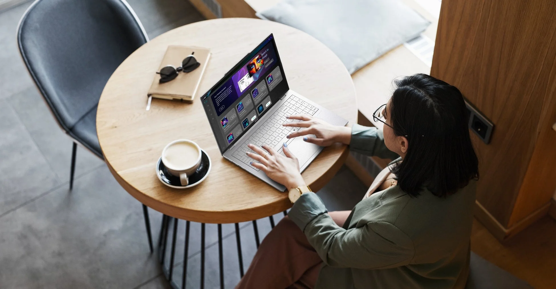 カフェでノートPCを使う女性