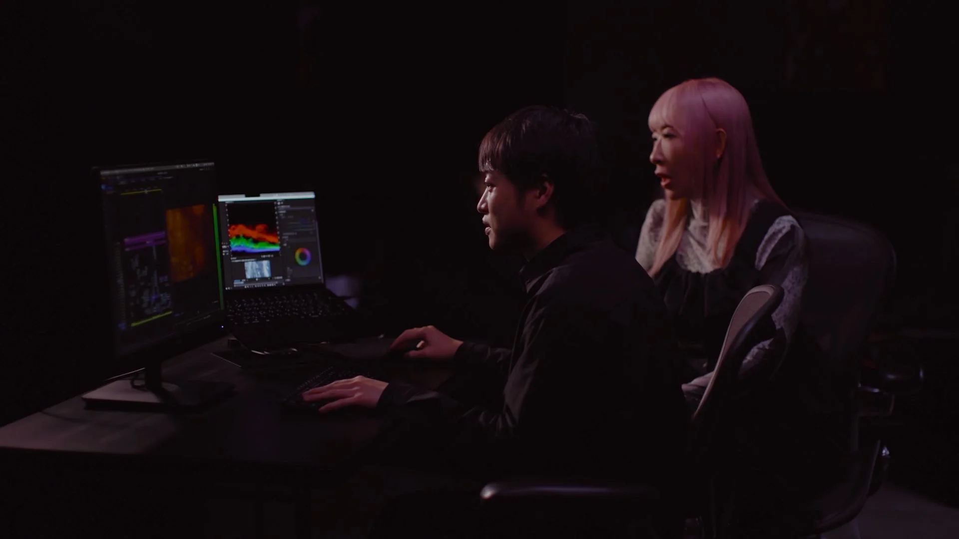 PC作業する男女