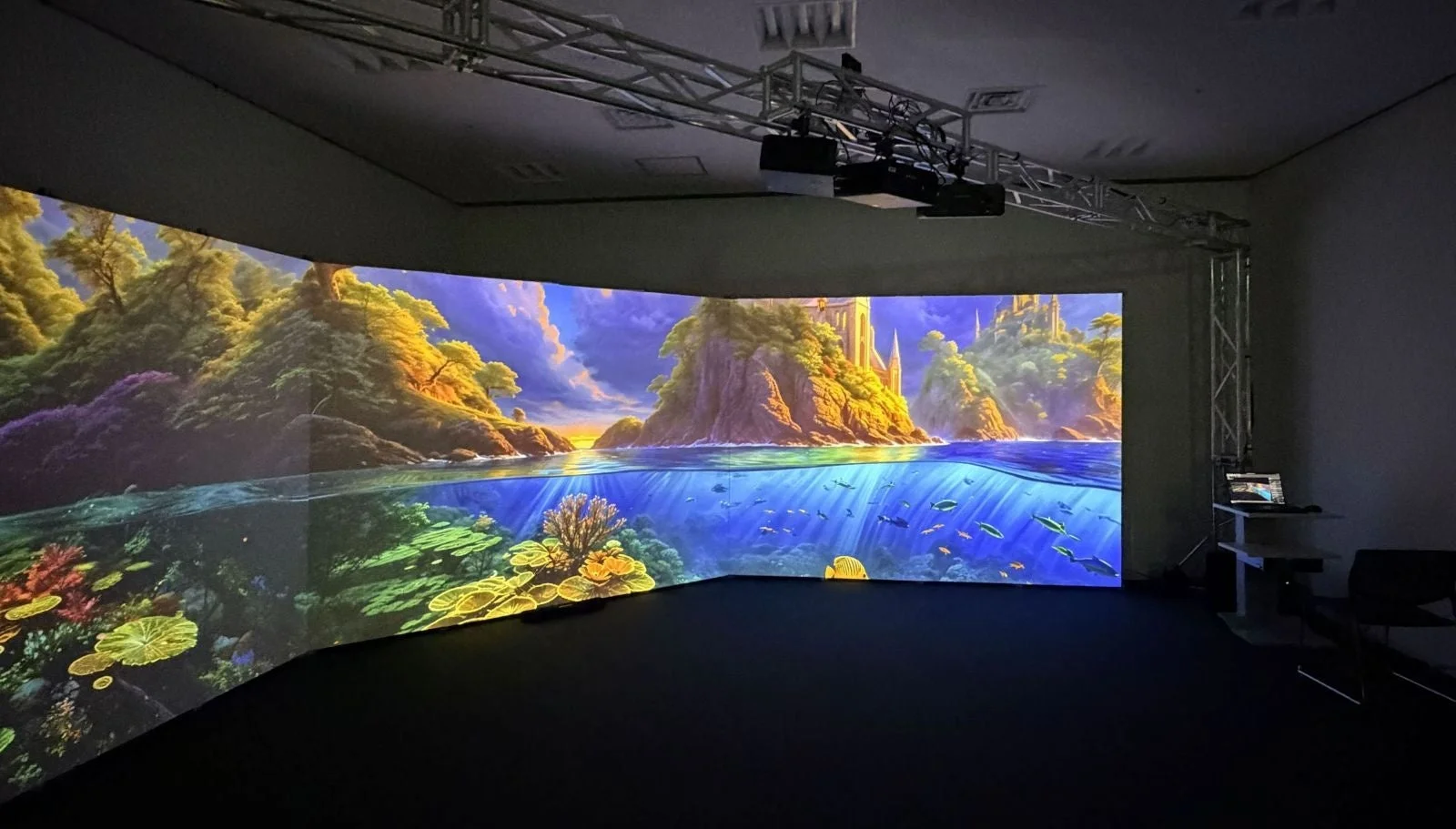 部屋に投影された没入型デジタルアート