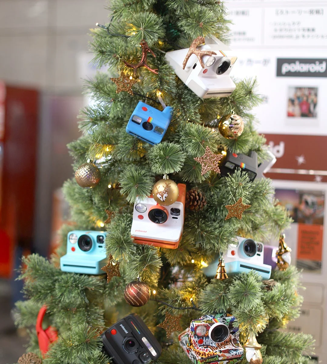 Polaroidカメラのオーナメントが飾られたクリスマスツリー