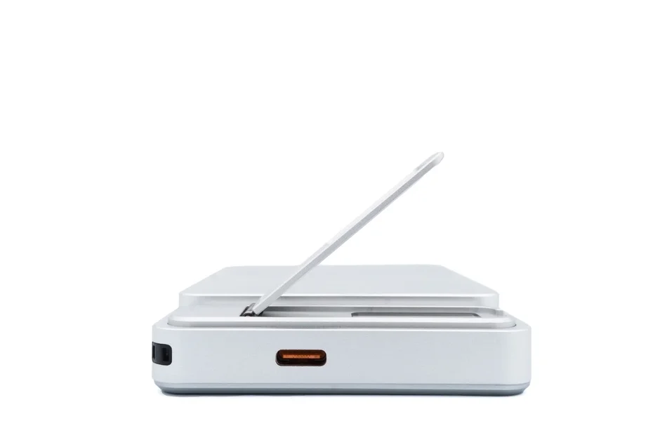 スタンド付きのモバイルバッテリー側面図