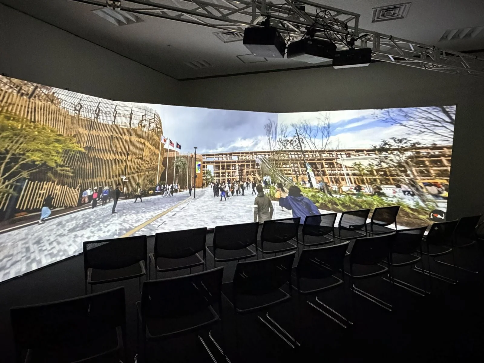 湾曲スクリーンに映し出された未来都市のバーチャル空間